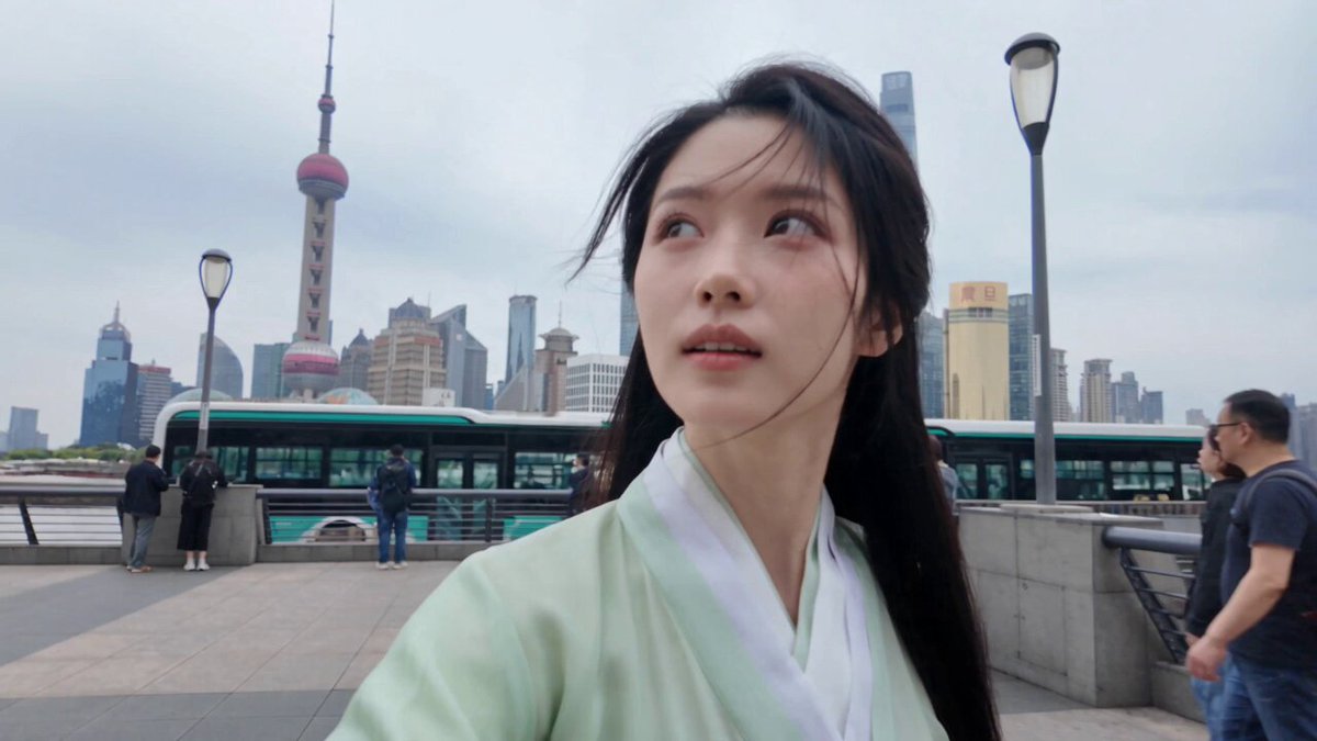 古装女子用手机记录初到上海的一天