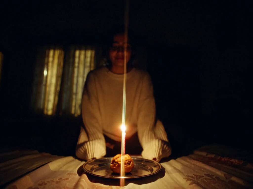 昏暗房间里的单支蜡烛生日