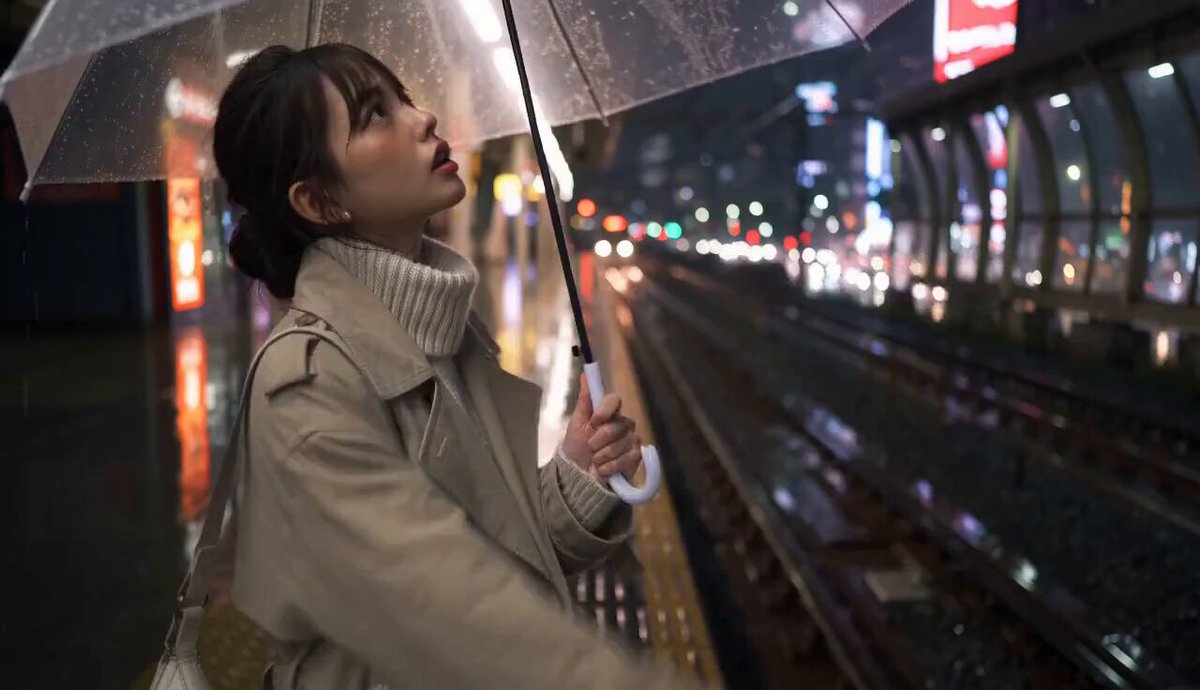 雨夜站台与渐近的列车灯光