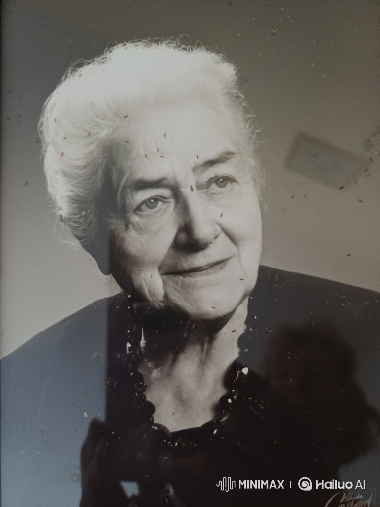 Elderly Woman's Gracious Smile in Timeless Portrait