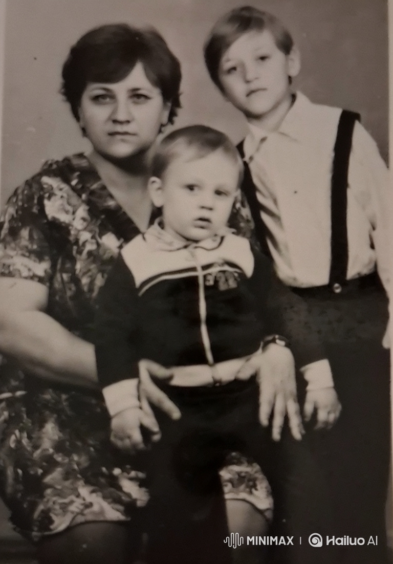 Vintage Family Portrait Comes Alive with Subtle Movements