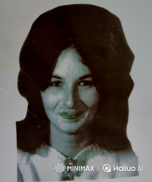 Vintage Woman's Portrait Comes Alive in Slow Zoom